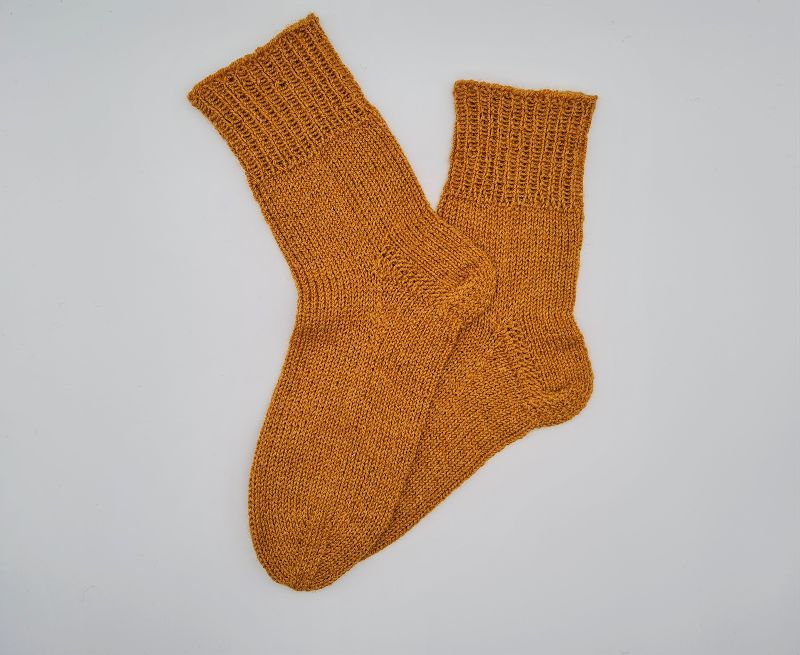  - Gestrickte Socken in currygelb aus Wolle und Ramie,Gr. 40/41,handgestrickt von la piccola Antonella aus Plastikfreier Sockenwolle  