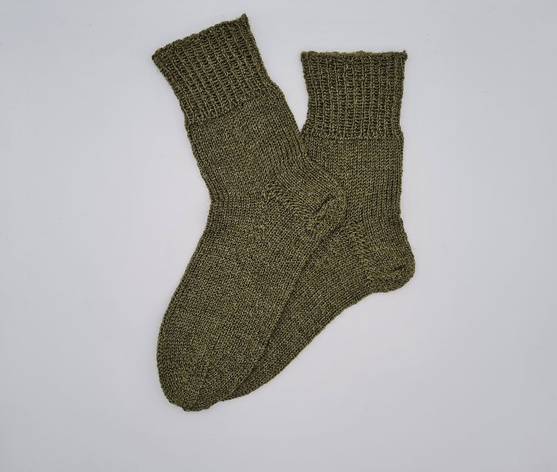  - Gestrickte Socken in kiwigrün aus Wolle und Ramie,Gr. 40/41,handgestrickt von la piccola Antonella aus Plastikfreier Sockenwolle   