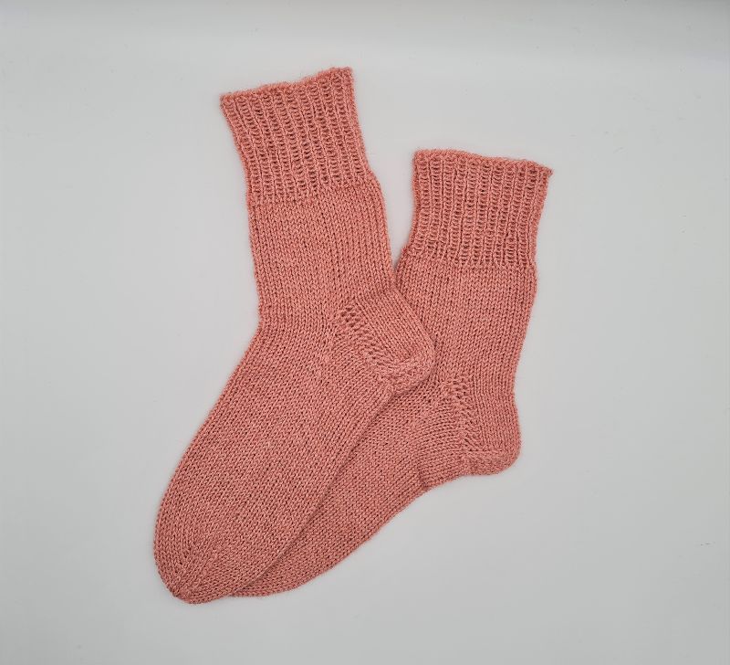  - Gestrickte Socken in lachsrosa aus Wolle und Ramie,Gr. 36/37,handgestrickt von la piccola Antonella aus Plastikfreier Sockenwolle   