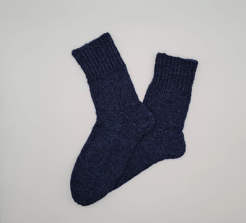  - Gestrickte Socken in tintenblau aus Wolle und Ramie,Gr. 36/37,handgestrickt von la piccola Antonella aus Plastikfreier Sockenwolle  