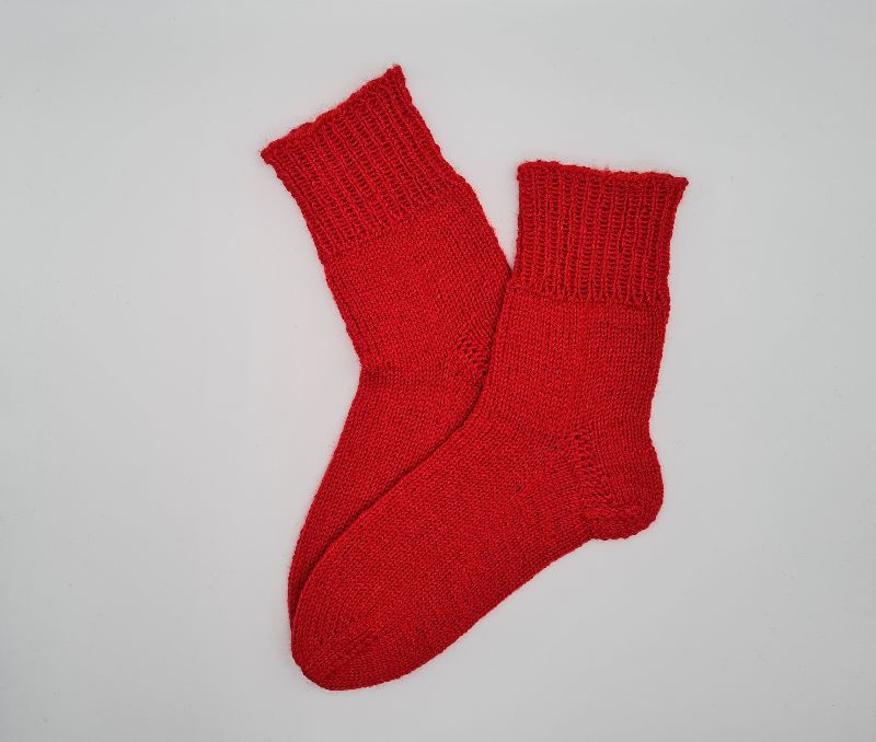  - Gestrickte Socken in feuerrot aus Wolle und Ramie,Gr. 38/39,handgestrickt von la piccola Antonella aus Plastikfreier Sockenwolle 