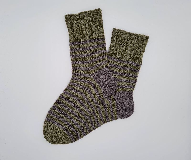  - Gestrickte Socken in grün braun aus Wolle und Ramie,Gr. 42/43,handgestrickt von la piccola Antonella aus Plastikfreier Sockenwolle 