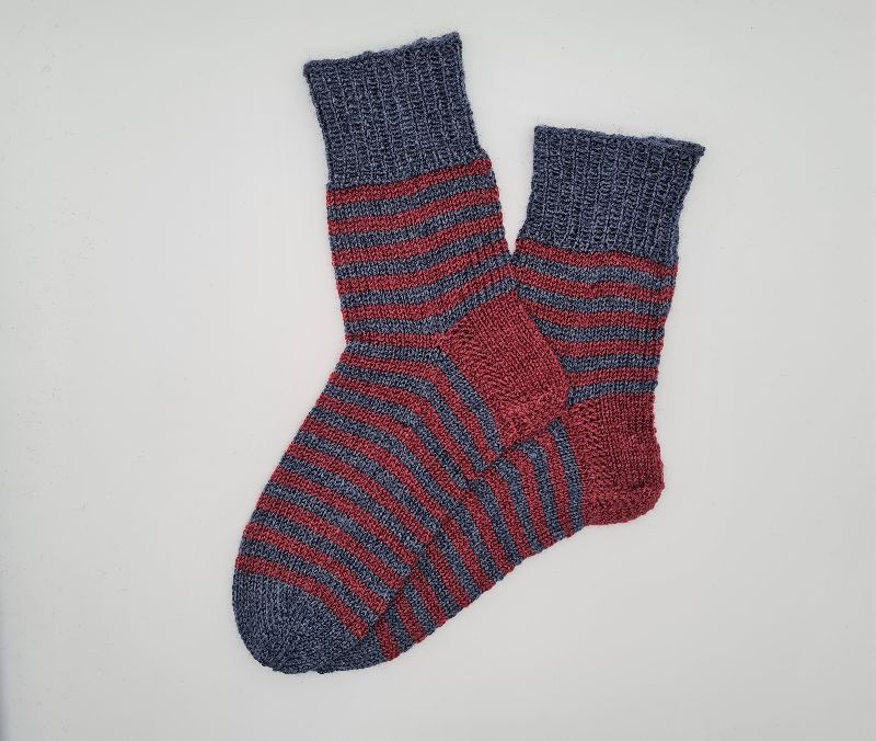  - Gestrickte Socken in blau bordeaux aus Wolle und Ramie,Gr. 42/43,handgestrickt von la piccola Antonella aus Plastikfreier Sockenwolle  