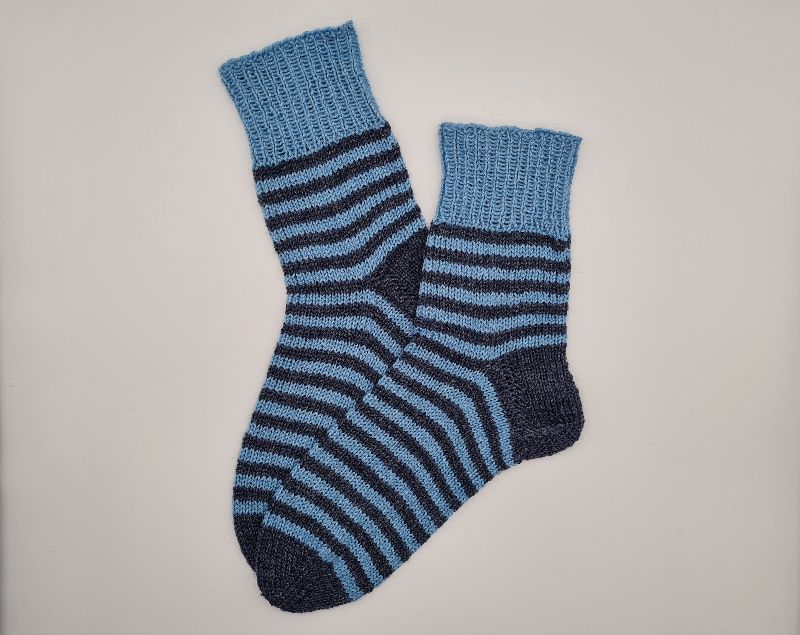  - Gestrickte Socken in blau Tönen aus Wolle und Ramie,Gr. 44/45,handgestrickt von la piccola Antonella aus Plastikfreier Sockenwolle  