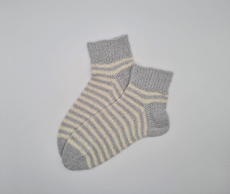  - Gestrickte Socken in lichtgrau naturweiß,Gr. 38/39 mit kurzem Schaft,handgestrickt von la piccola Antonella aus Plastikfreier Sockenwolle 
