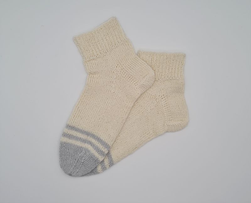  - Gestrickte Socken in naturweiß grau,Gr. 38/39 mit kurzem Schaft,handgestrickt von la piccola Antonella aus Plastikfreier Sockenwolle 