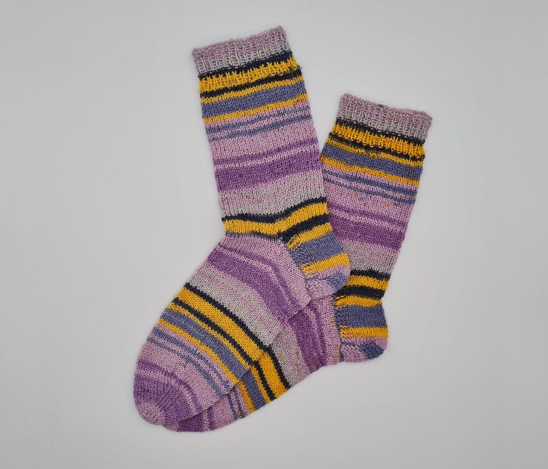  - Gestrickte bunte Socken in flieder rosa gelb grau, Gr. 38/39, handgestrickt von la piccola Antonella  