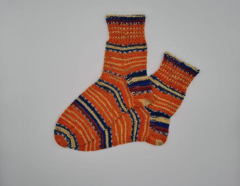  - Gestrickte dickere Socken, Gr. 40/41 in orange blau, Stricksocken, Kuschelsocken aus 6 fach Sockenwolle, handgestrickt von la piccola Antonella 