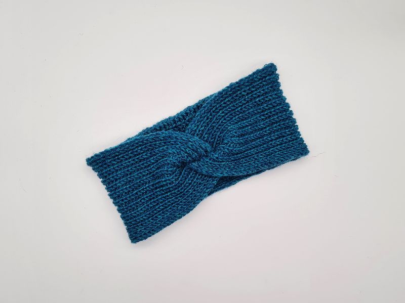  - Gestricktes Stirnband mit Twist in Petrol Blau aus 100%  Wolle (Merino),  handgestrickt von la piccola Antonella   