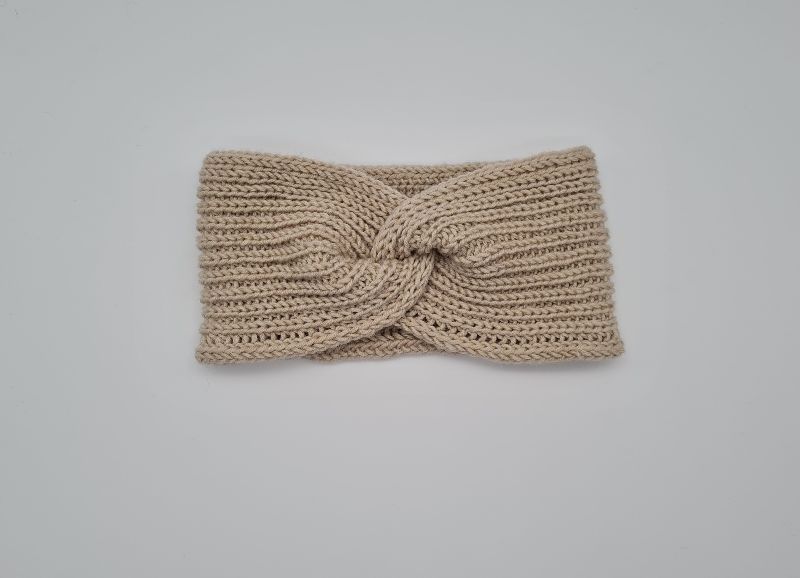  - Gestricktes Stirnband mit Twist in Wollweiß aus 100%  Wolle (Merino),  handgestrickt von la piccola Antonella    