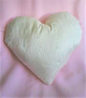 - Kissen in Herzform  creme Farben mit Füllung Geschenk zum Valentinstag