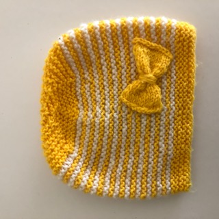  - Babymütze gelb-weißgestreift mit gelber Schleife