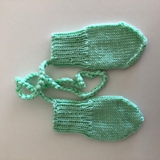  - grüne Babyhandschuhe ohne Daumen mit Band