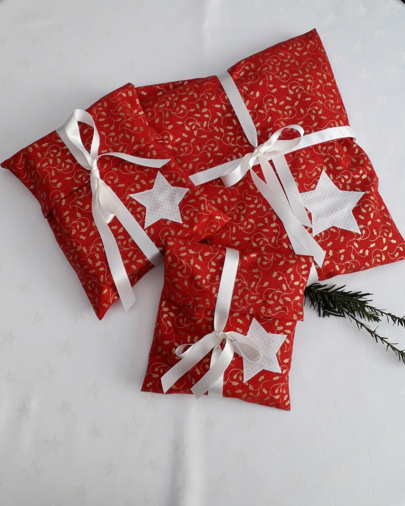  - Geschenkverpackung aus weihnachtlichem Stoff in Rot