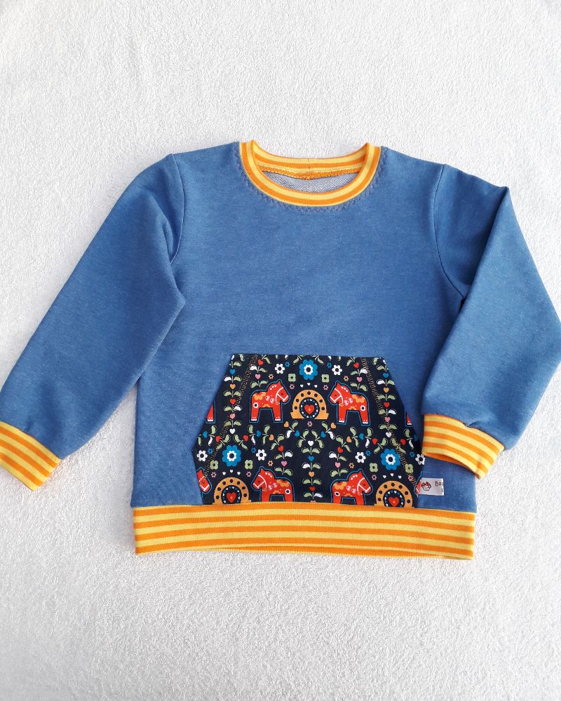  - Blaues Kindersweatshirt mit Kängurutasche in Größe 98