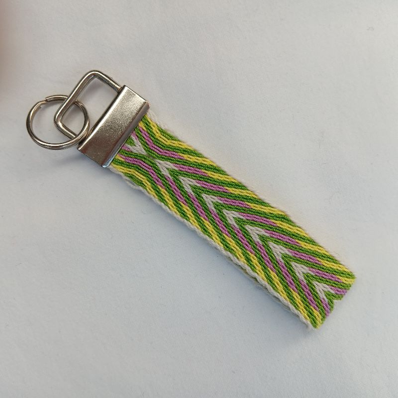  - Schlüsselanhänger mit handgewebtem Band in Grün-Gelb