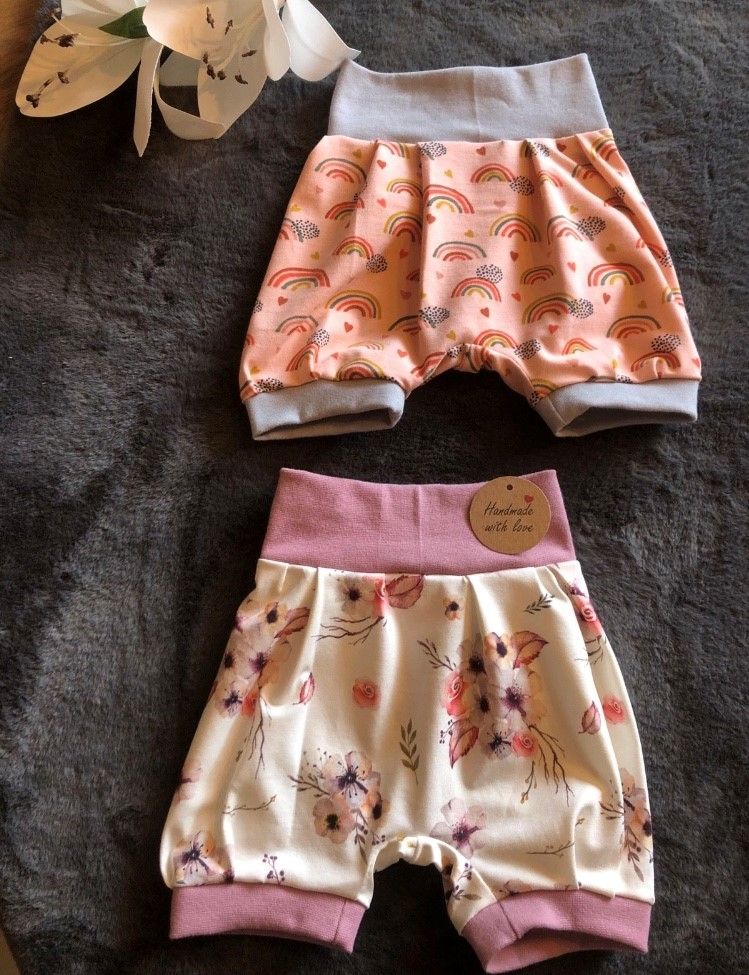  - Baby Shorts/ kurze Pumphosen Sommerhosen aus Jersey Mädchen handmade neu Regenbogen und Blumen Gr. 92/98