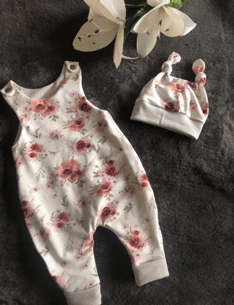  - Babystrampler mit Mütze Jersey Rosen handmade Geschenk Geburt neu Gr. 56