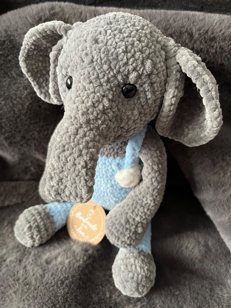  - Baby Spieluhr Elefant Latzhose blau handmade gehäkelt Geschenk Geburt neu