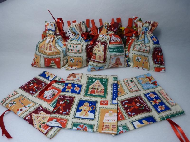  - Adventskalender aus 24 Baumwollsäckchen mit weihnachtlichen Briefmarkenmotiven 11,5 x14 cm