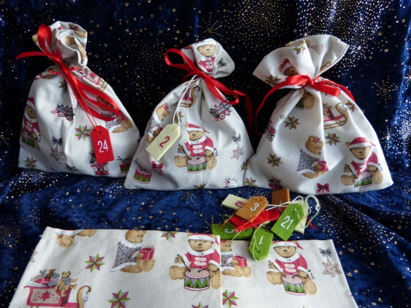  - Adventskalender aus 24 Baumwollsäckchen mit Weihnachts-Bärchen 