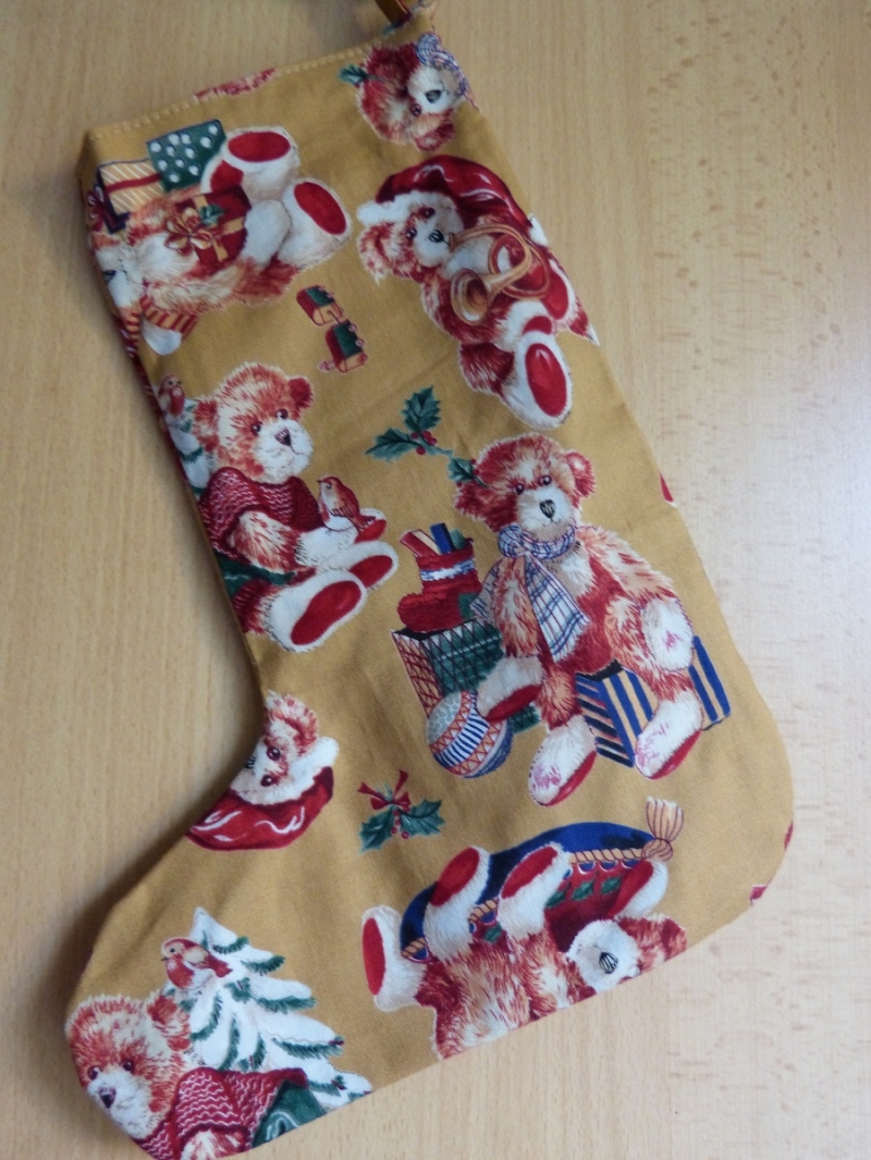  - einfacher handgenähter Stiefel als Geschenkverpackung zur Weihnachtszeit Weihnachtsbärchen 