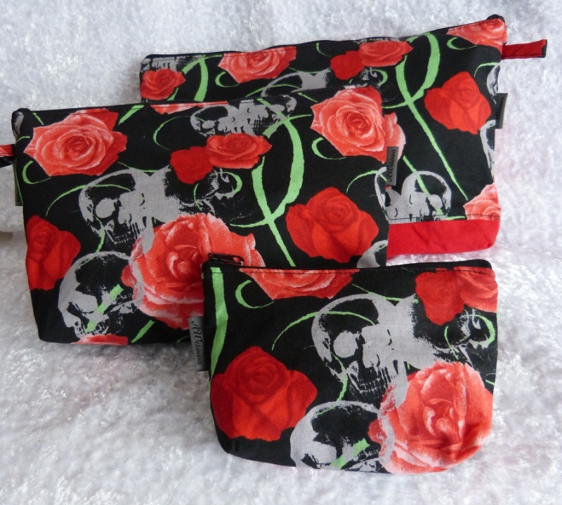  - Kulturtasche und Kosmetiktasche Set aus Baumwollstoff  genäht - Rote Rosen und Totenkopf
