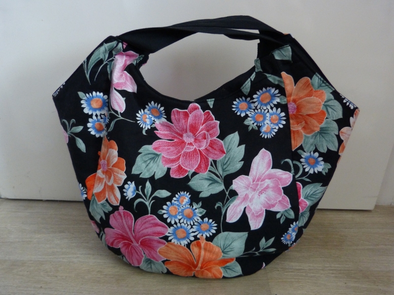  - Geräumige Einkaufstasche mit zwei Innentaschen in schwarz mit bunten Blumen