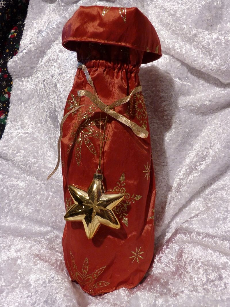  - Geschenkverpackung für die Flasche  genäht aus Satinstoff terracotta mit goldenem Stern 