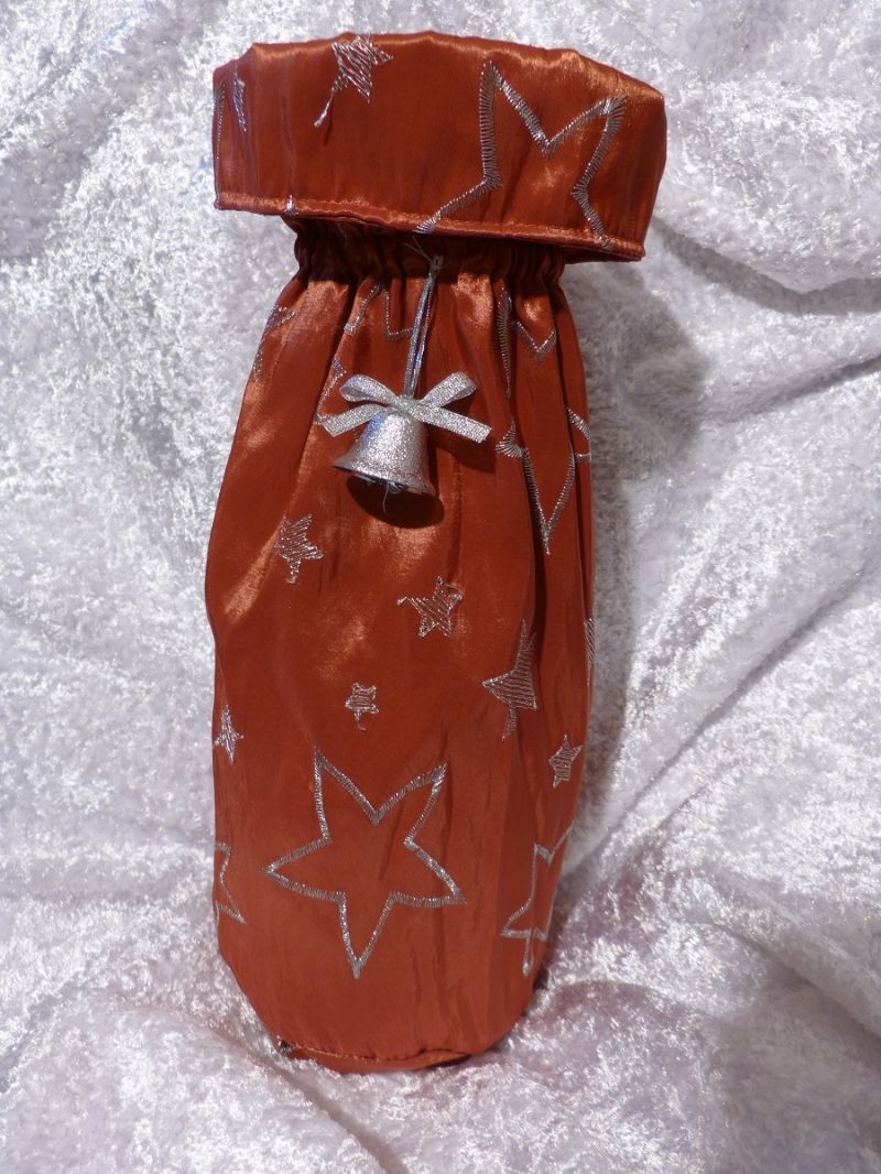  - Geschenkverpackung für die Flasche  genäht aus Satinstoff terracotta mit silbernen Sternen und einem Glöckchen verziert