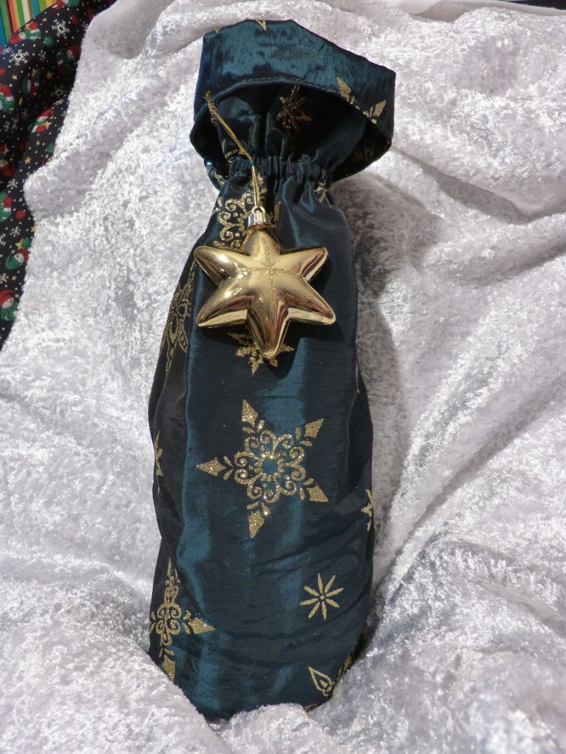  - Geschenkverpackung für die Flasche  genäht aus Satinstoff grün mit goldenem Stern 
