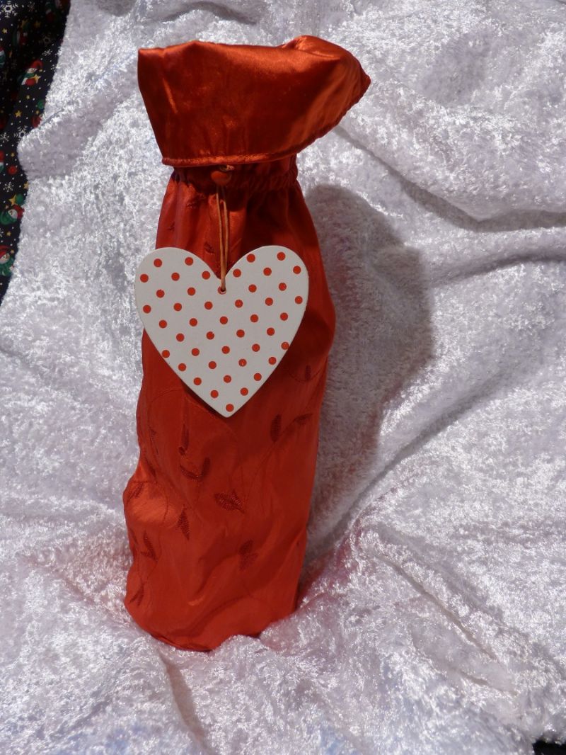  - Geschenkverpackung für die Flasche  genäht aus Satinstoff rot mit Holzherz