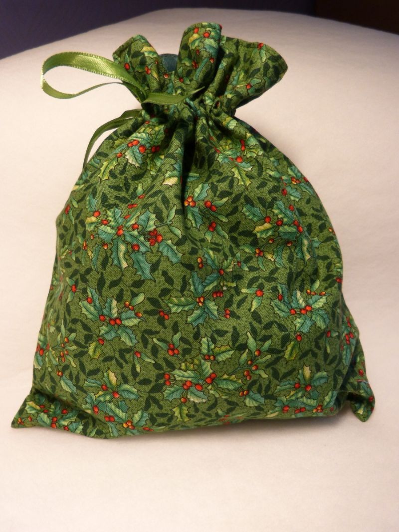  - Geschenksäckchen Weihnachtsbeutel grün mit kleinen Mistelzweigen