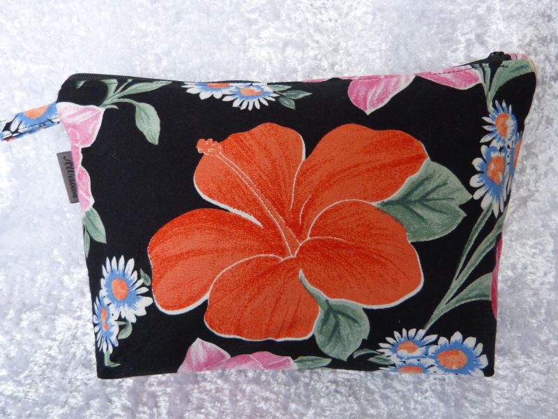  - Kulturtasche / Allzwecktasche aus Baumwollstoff  genäht - schwarz mit großer rosa bzw. orangen Blume