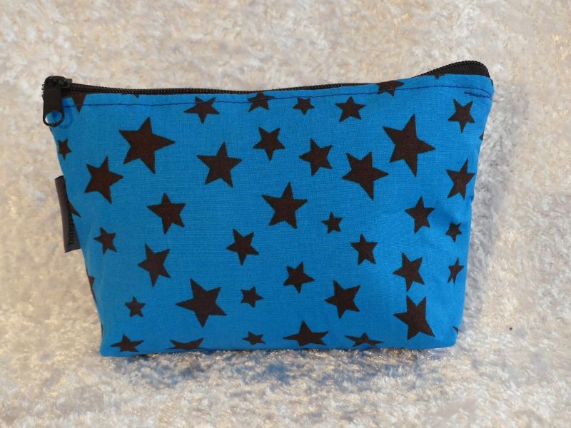  - Kleine Kosmetiktasche Krimskramstasche aus Baumwollstoff blau mit schwarzen Sternen