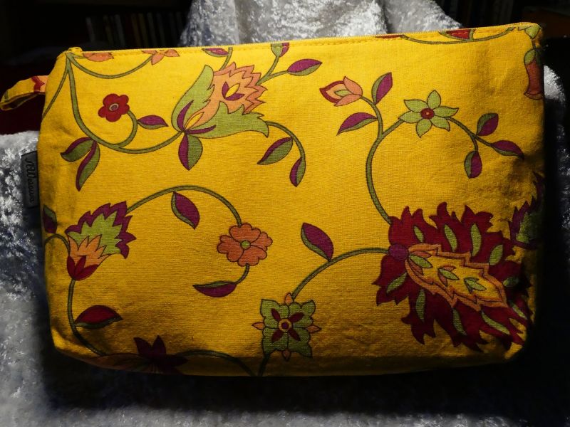  - Kulturtasche oder Krimskramstasche aus Baumwollstoff  in gelb mit Blumenranken in rot und grün