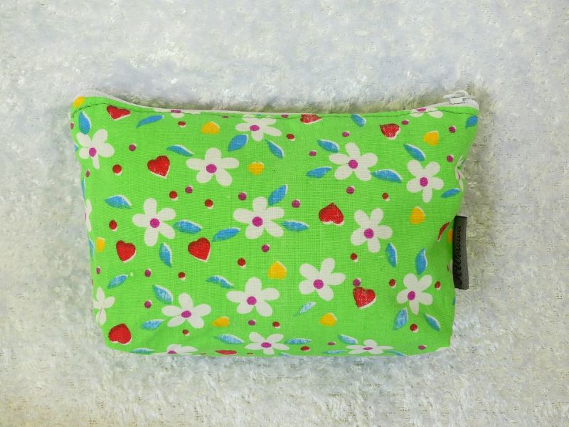  - Kleine Kosmetiktasche Krimskramstasche aus Baumwollstoff hellgrün mit Blumen und Herzen