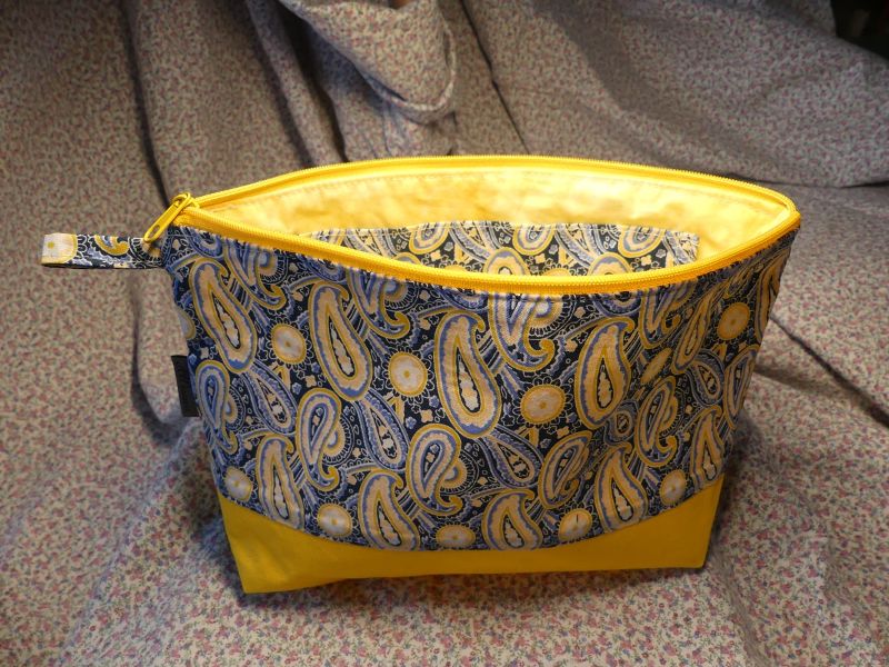  - Kulturtasche oder Krimskramstasche aus Baumwollstoff  blau mit gelbem Paisleymuster