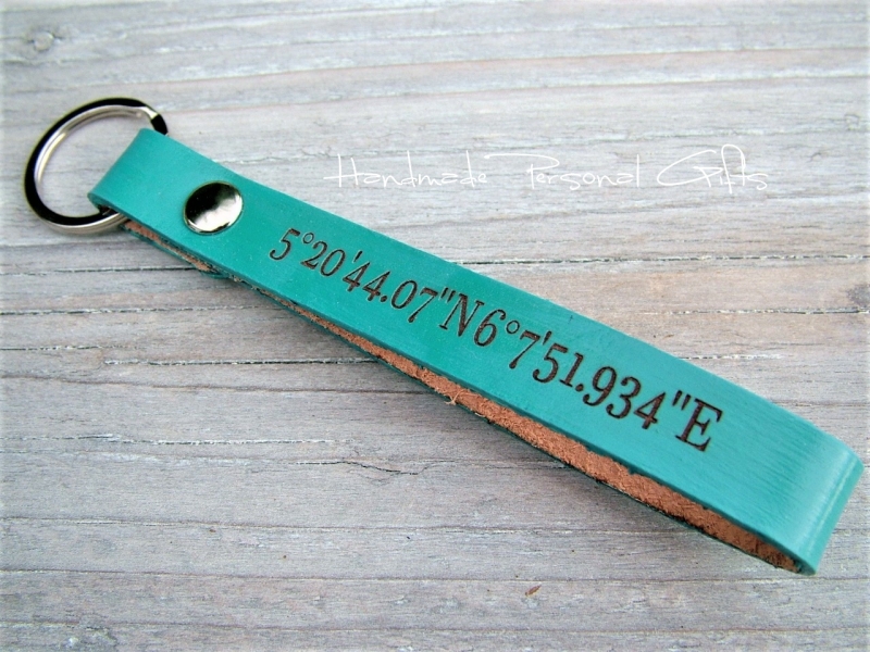  - Leder Schlüsselanhänger, Vollständig anpassbar mit Koordinaten, Namen oder kleinen Text , benützerdefiniert 