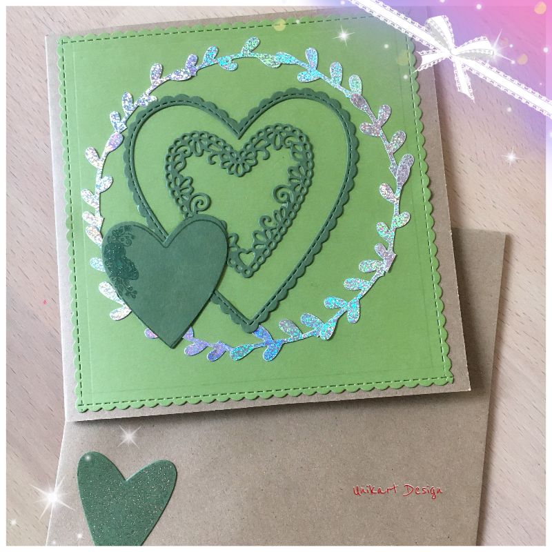  - Grußkarte Handgefertigt aus Kraftpapier, Grüne Herzen mit Silbernem Blätterkranz