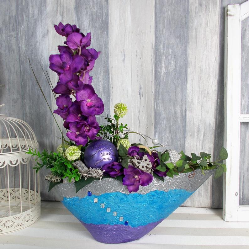  - moderne Tischdeko mit Orchidee in blau lila silber Tönen, groß mit Spruch-Kugel
