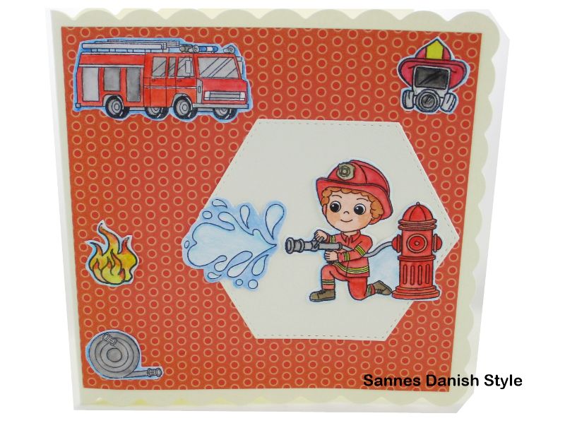  - Grußkarte Feuerwehr, Geburtstagskarte für Feuerwehrmänner, Feuerwehrwache, Feuerwehrauto und Feuerwehrhelm, die Karte ist ca. 15 x 15 cm