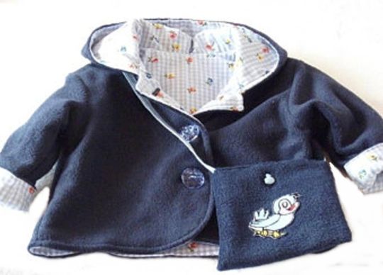 - Mädchenjacke 110 eine klassische Fleece-Jacke mit Kapuze und Umhängetasche aus der Peppino Kinderkollektion