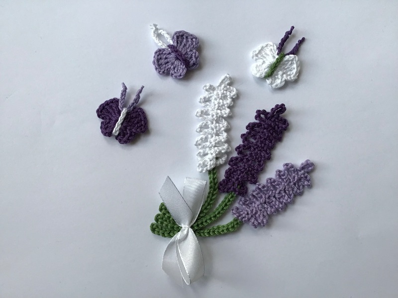 - Aufnäher Lavendelstrauß + 3 Schmetterlinge, von Hand gehäkelt