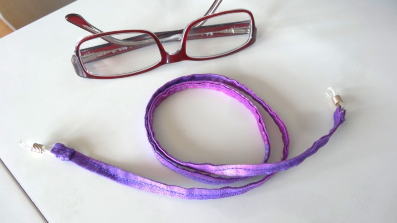  - lila farbenes Brillenband für den Mann oder die Frau
