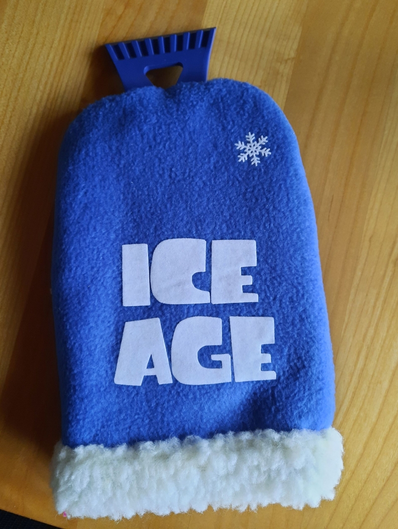  - Eiskratzerhandschuh mit dem englischen Wort Eiszeit