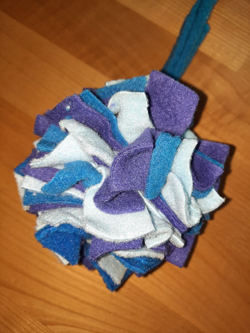  - hellblau-mittelblau-lila Schnüffelball aus Fleece für Hunde oder Katzen, Durchmesser ca. 10 cm 