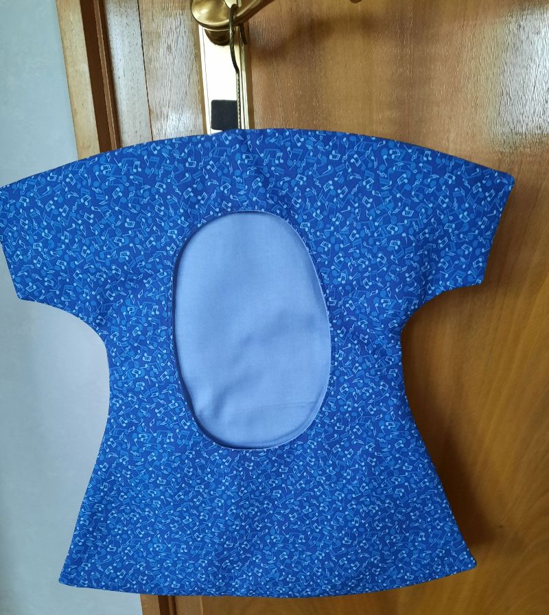  - blaues Wäscheklammernkleid, Wäscheklammernbeutel mit vielen Noten und einem Holz-Kleiderbügel