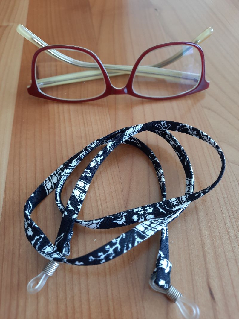  - zart gemustertes schwarz-weißes Brillenband, für die Frau oder den Mann