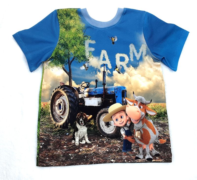  - Jungen T-Shirt mit Trecker einer kleinen Farm, Tiere, Bauernhof
